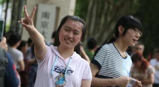 942万考生今日赶赴高考 18省份采用全国统一命题