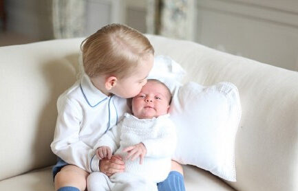 英王室小兄妹萌照蹿红网络 凯特王妃亲自掌镜