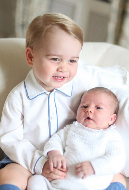 英王室小兄妹萌照蹿红网络 凯特王妃亲自掌镜