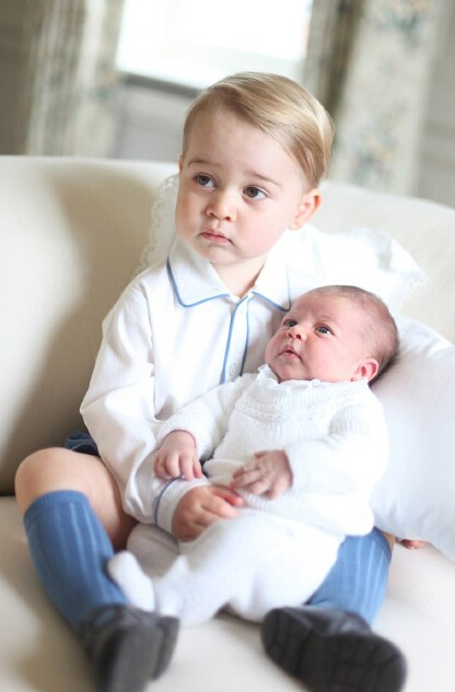 英王室小兄妹萌照蹿红网络 凯特王妃亲自掌镜