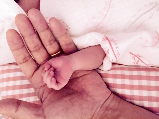 张亮握爱女小手画面温馨 感恩儿女双全