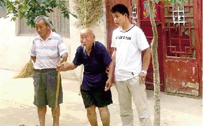 103岁乞讨老人被接回家 儿子靠老父乞讨新盖两层楼