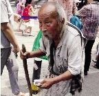 103岁乞讨老人被接回家 儿子靠老父乞讨新盖两层楼