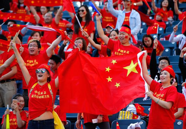 中国红方阵助威女足