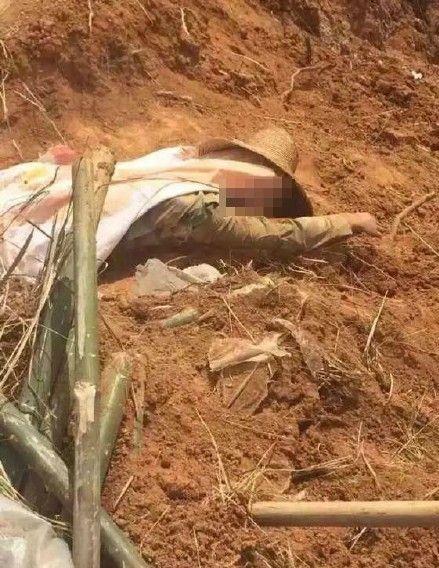 云南村民阻止征地被挖掘机压死