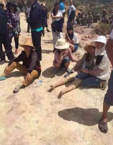 云南村民阻止征地被挖掘机压死