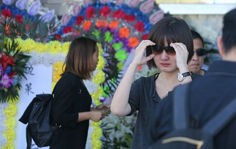 边策追悼会今晨举行 何炅蒋小涵送花圈致哀