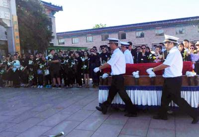 边策追悼会今晨举行 何炅蒋小涵送花圈致哀