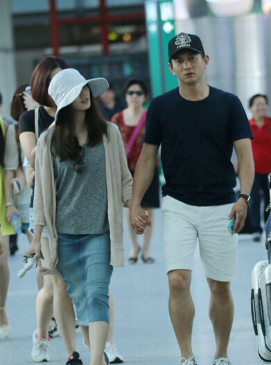 刘诗诗宽衣显孕味 吴奇隆否认将当爹暂不办婚礼