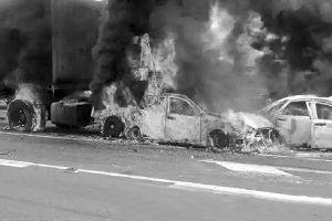 5辆车追尾着火 4岁男童被困身亡