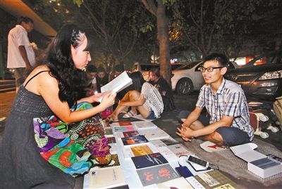 大学生毕业后摆摊卖书 婉拒投资者40万开书店