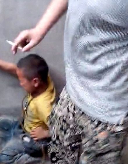 多名初中生囚禁虐打小学生：拳打脚踢烟头烫