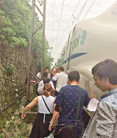 动车发车5分钟后因设备故障停驶 乘客难忍酷热砸窗透气