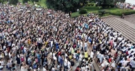 传四川医科大学再改名 学生强烈不满聚集请愿