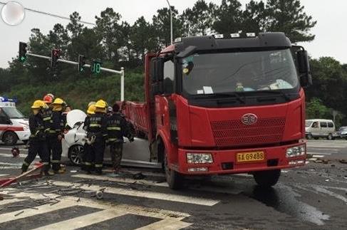 轿车钻进货车底遭削顶3死1伤 路遇大型车该如何避险