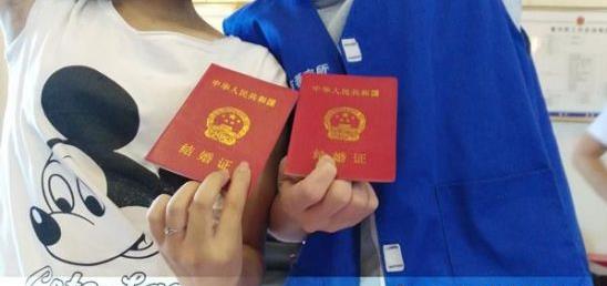 女孩写50封情书向在押小伙求婚 2人看守所内领证