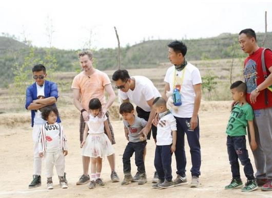 "爸爸3"刘烨暴力踹门惹争议 颜值担当诺一成逗比