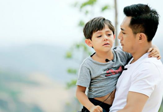 "爸爸3"刘烨暴力踹门惹争议 颜值担当诺一成逗比