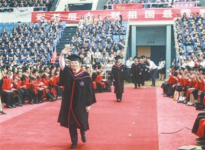 清华新校长毕业典礼“首秀” 要学生有人文情怀
