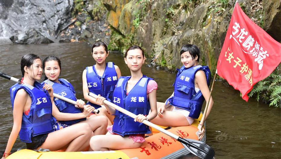 景区组建女子护漂队：身材火辣堪比空姐 可做人工呼吸