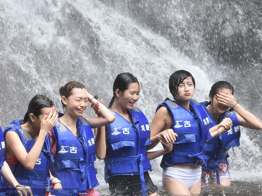 景区组建女子护漂队：身材火辣堪比空姐 可做人工呼吸