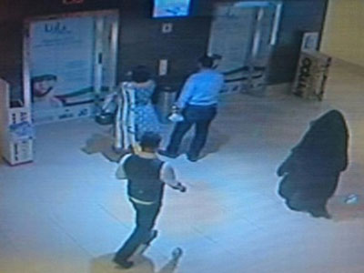 母亲厕所外等孩子被人刺死 行凶女杀人后安炸弹欲再作案