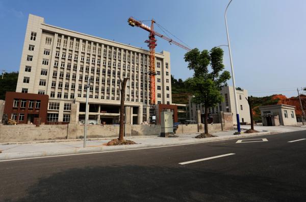 湖北贫困县顶风修建“超标楼”：批了280万，花了2300万