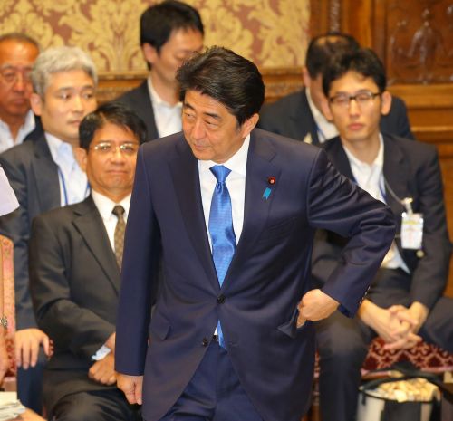 日本新安保法案强行通过 会议过程发生激烈肢体冲突