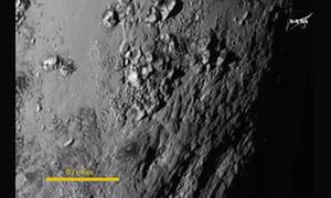离冥王星表面77万公里的高空拍摄图