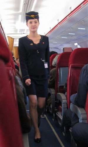 金正恩嫌朝鲜空姐制服太保守 下令拉低领口改穿超短裙