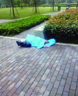 病重老人被送医院后子女“消失” 医院将其丢在路边