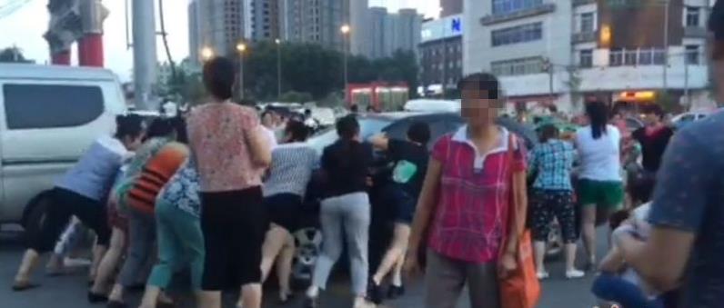 为跳广场舞 十多名大妈齐“爆发”徒手推走三辆汽车