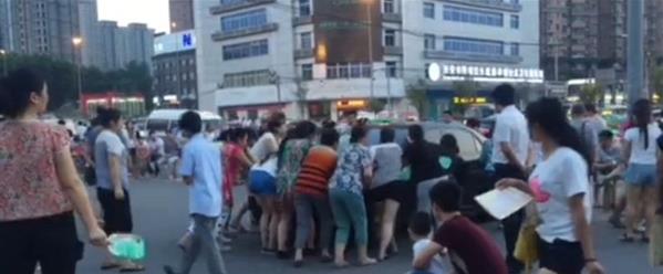 为跳广场舞 十多名大妈齐“爆发”徒手推走三辆汽车