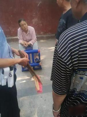 郑州62岁环卫工被老太当众殴打 称明天就能让你滚蛋