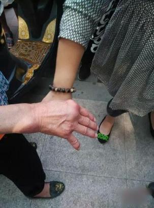 郑州62岁环卫工被老太当众殴打 称明天就能让你滚蛋