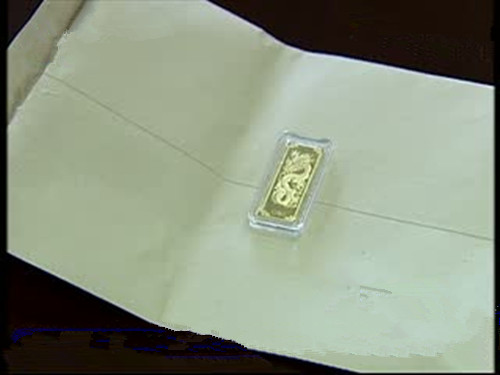 大妈募捐箱放千足金条 红十字会将拍卖