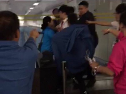 内地乘客因航班延误打伤香港地勤被捕 乘客称遭“辱骂”