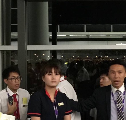 内地乘客因航班延误打伤香港地勤被捕 乘客称遭“辱骂”