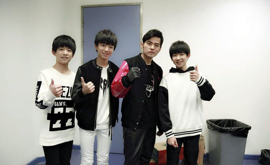 TFBOYS与周杰伦合影