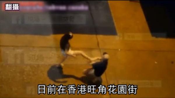 港女暴打下跪叩头男友 或因男友私自带女友表妹回家