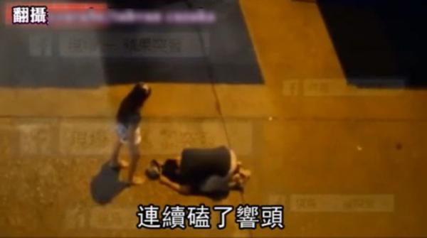 港女暴打下跪叩头男友 或因男友私自带女友表妹回家