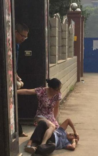 8旬老太找局长求助被打 局长妻子骑身上