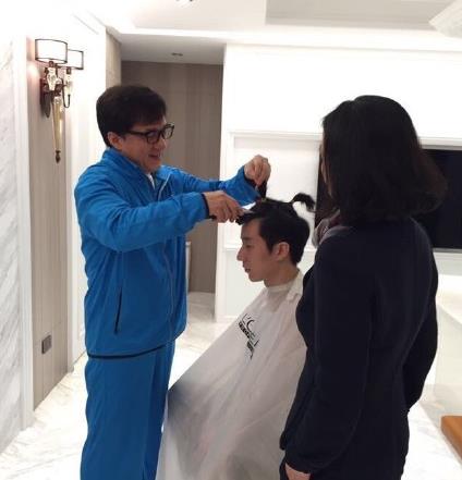 年初成龙为刚出狱的房祖名理发