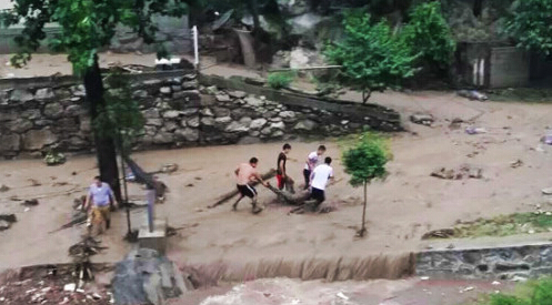 西安秦岭小峪突发山洪 目击者讲述惊险瞬间