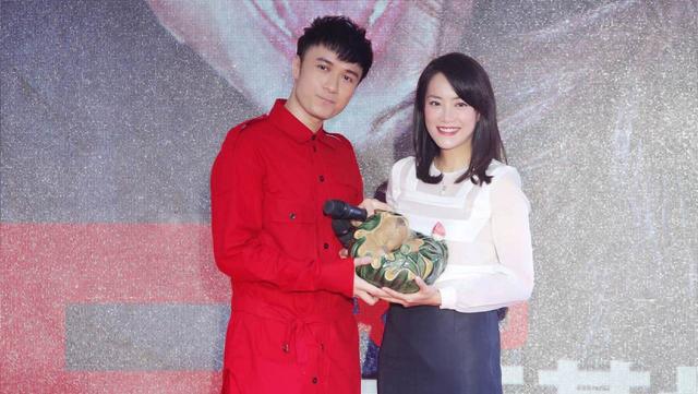 金牌经纪人霍汶希送上寓意特别的“瓷娃娃”