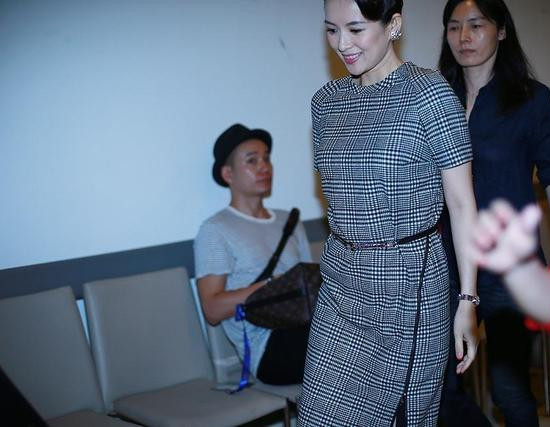 此前章子怡现身小腹微隆