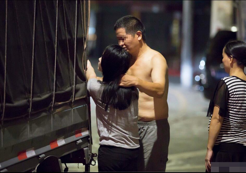 16岁少女遭亲生父亲猥亵多年 当街遭暴打母亲叫好
