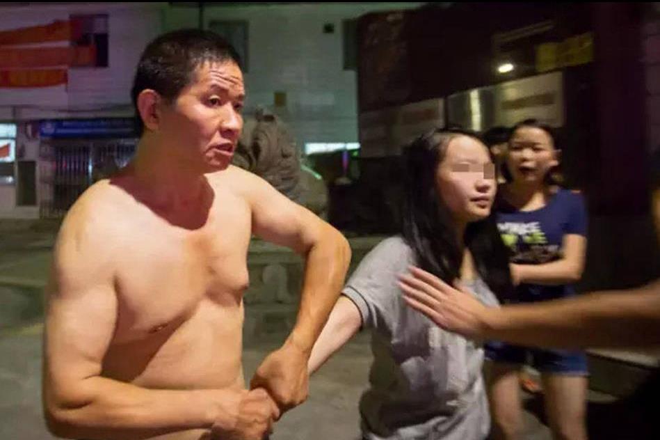 16岁少女遭亲生父亲猥亵多年 当街遭暴打母亲叫好