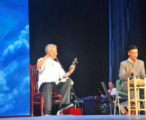 赵本山再登舞台为老战士献歌