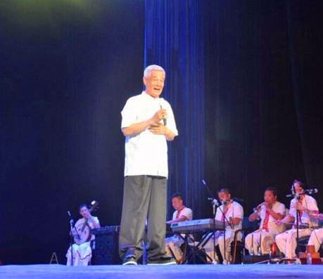 赵本山再登舞台为老战土献歌